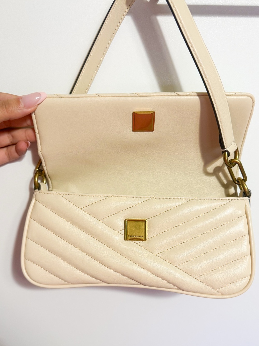 Tory Burch Cream Quilted Shoulder Bag with Gold Logo - Picture 4 of 6